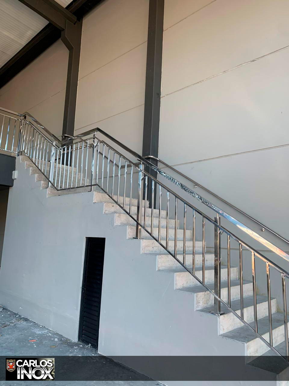 Escada com guarda-corpo em aço inox